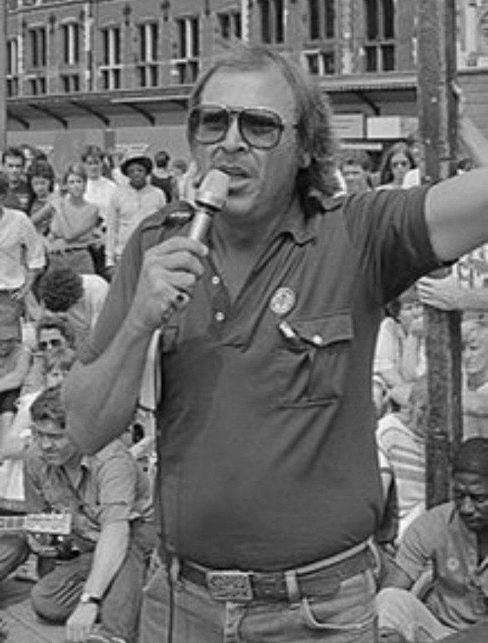 Trong thời gian từ tháng 12/1969 - 4/2013, ông Arthur Blessitt ở Florida, Mỹ) đã thực hiện chuyến đi bộ liên tục dài nhất với quãng đường tổng cộng 64.752 km. Ông đã đến thăm 7 châu lục, bao gồm cả Nam Cực, đi qua 321 quốc gia, nhóm đảo và vùng lãnh thổ.