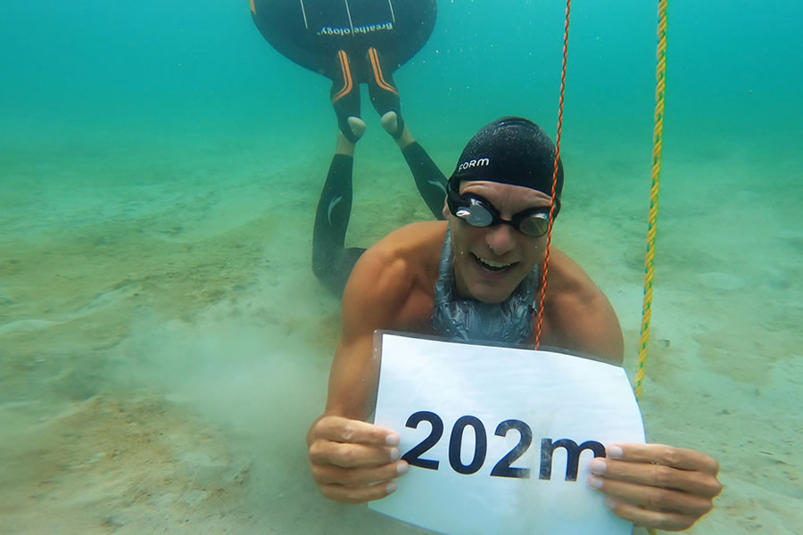 Năm 2010, Stig Severinsen ở Đan Mạch với siêu năng lực thú vị là nín thở lâu dưới nước. Ông lập kỷ lục nín thở được 20 phút 10 giây trong bể đầy cá mập.