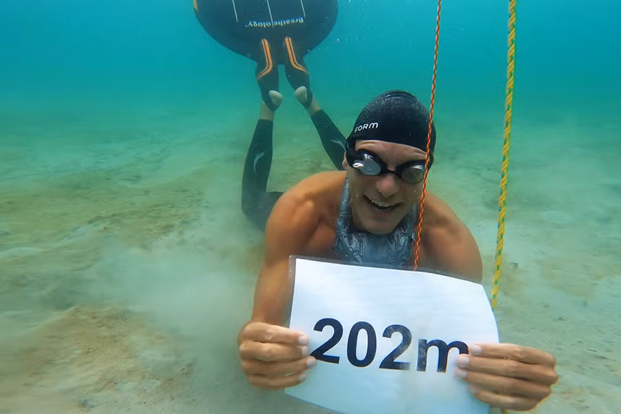 Năm 2010, Stig Severinsen ở Đan Mạch với siêu năng lực thú vị là nín thở lâu dưới nước. Ông lập kỷ lục nín thở được 20 phút 10 giây trong bể đầy cá mập.