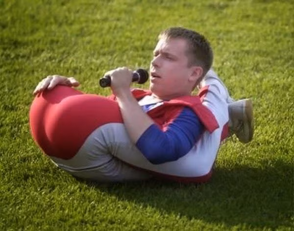 Được mệnh danh là "người cao su", Daniel Browning Smith, 39 tuổi ở Mỹ có khả năng uốn dẻo siêu việt. Anh có thể uốn cong, cuộn tròn cơ thể và quay 180 độ một cách dễ dàng. Theo đó, anh trở thành người đàn ông dẻo nhất thế giới.