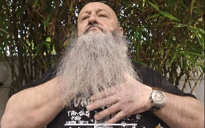 Năm 2013, ông Antanas Kontrimas sống ở Lithuania lập kỷ lục ấn tượng khi dùng bộ râu của mình để nâng vật có khối lượng 63,8 kg.