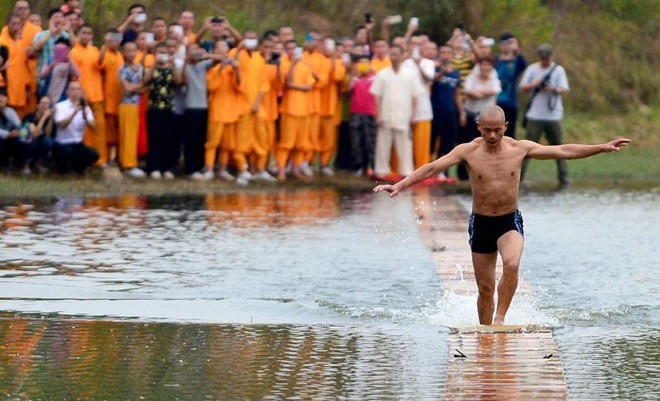 Ngày nay, những võ sư Thiếu Lâm Tự vẫn chăm chỉ luyện tập khinh công. Vào năm 2009, võ tăng Thiếu Lâm Thích Lý Lượng khiến mọi người ngỡ ngàng, thán phục khi lập được kỷ lục mới trong giới võ công Trung Quốc với độ dài quãng đường chạy trên mặt nước tới 18m dù sử dụng đệm bằng những tấm gỗ ép mỏng.