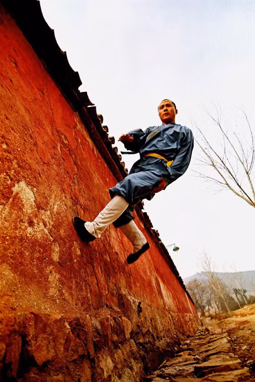 Ngoài ra, Thiếu Lâm Tự còn có một số tuyệt kỹ khinh công ấn tượng khác như: Đạp tuyết vô ngân công (đi trên tuyết không để dấu chân), Bích hổ du tường (trườn lên vách tường đứng như thằn lằn), Lưu tinh bộ công (đi lẹ như sao băng), Bào bản công (chạy trên vách đá dựng đứng)...