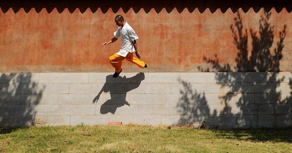 Trong khi đó, các sách “Võ Tăng Truyện”, “Thiếu lâm tự chí”, “Thiếu Lâm võ tăng tạp lục”… đề cập đến các tuyệt kỹ khinh công Thiếu Lâm có khởi nguồn sớm nhất từ Tăng Trù thiền sư, đệ tử của Bạt Đà, phương trượng đầu tiên của Thiếu Lâm Tự đời Bắc Ngụy cuối thế kỷ 5.