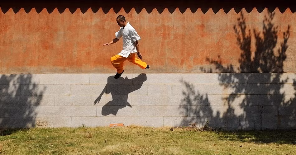 Trong khi đó, các sách “Võ Tăng Truyện”, “Thiếu lâm tự chí”, “Thiếu Lâm võ tăng tạp lục”… đề cập đến các tuyệt kỹ khinh công Thiếu Lâm có khởi nguồn sớm nhất từ Tăng Trù thiền sư, đệ tử của Bạt Đà, phương trượng đầu tiên của Thiếu Lâm Tự đời Bắc Ngụy cuối thế kỷ 5.