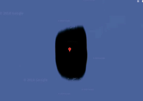 Đảo Jeannette có kích thước khiêm tốn, với chiều dài khoảng 2km, nằm ở phía Đông biển Siberia. Ở trung tâm đảo có một đỉnh núi cao 350m. Hòn đảo này được Google Maps bôi đen.