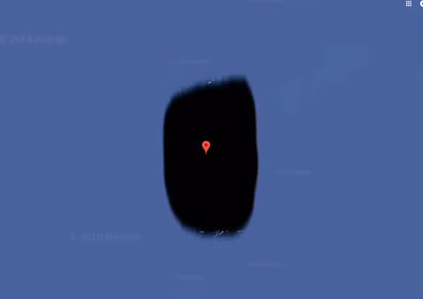 Đảo Jeannette có kích thước khiêm tốn, với chiều dài khoảng 2km, nằm ở phía Đông biển Siberia. Ở trung tâm đảo có một đỉnh núi cao 350m. Hòn đảo này được Google Maps bôi đen.