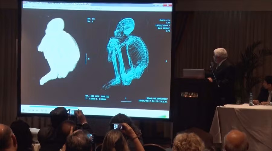 Khi ấy, chuyên gia UFO là Jaime Maussan tuyên bố đã phát hiện 5 xác ướp nghi là người ngoài hành tinh tại một khu khảo cổ tại Peru.