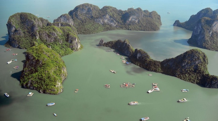 Thêm nữa, du khách có thể tham quan các hang động nằm trong vịnh Hạ Long như động Thiên Cung và hang Sửng Sốt. Ảnh: Mark Eveleigh/CNN.