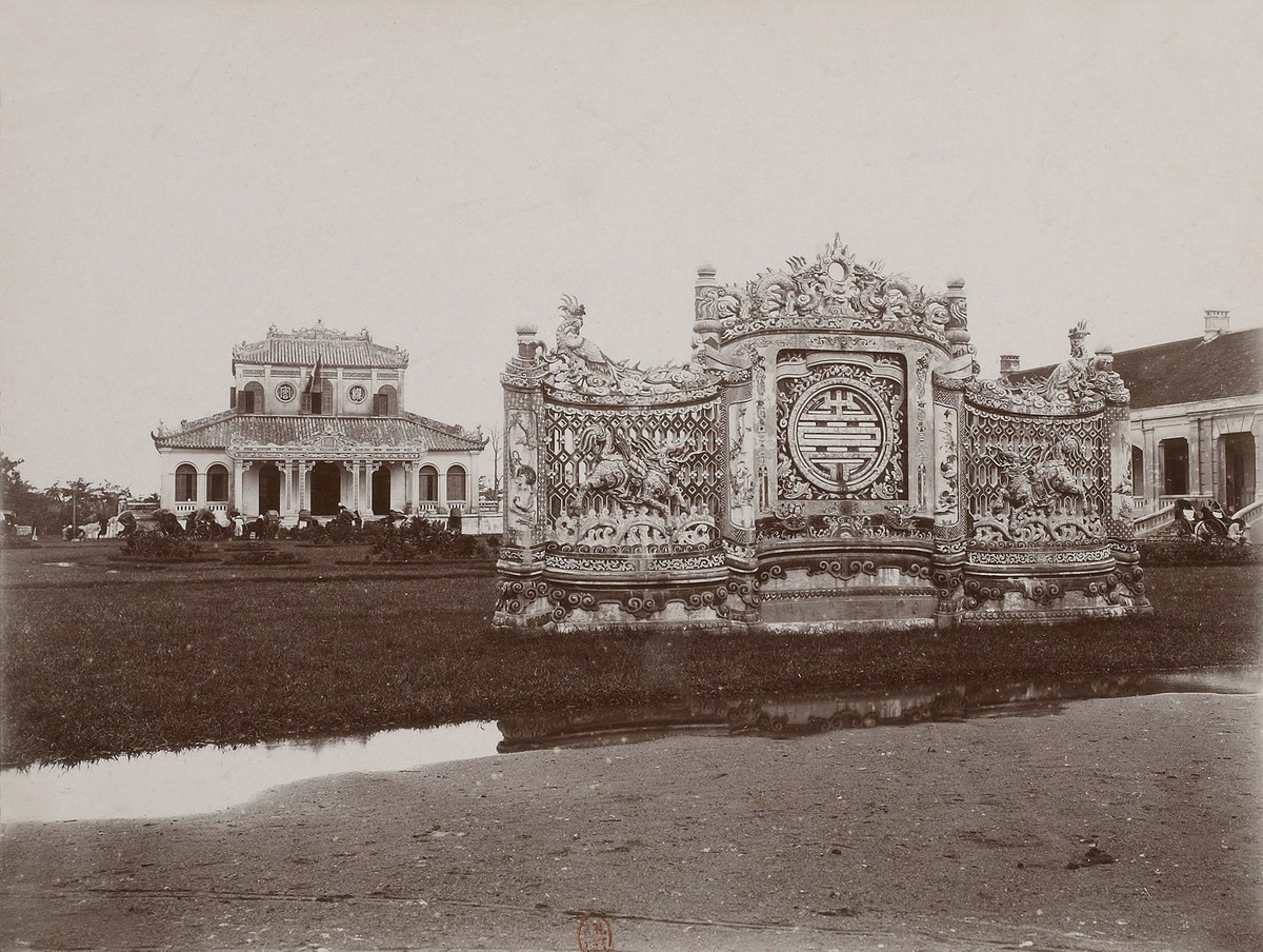 Một bức bình phong lớn đặt trước Viện Cơ mật.