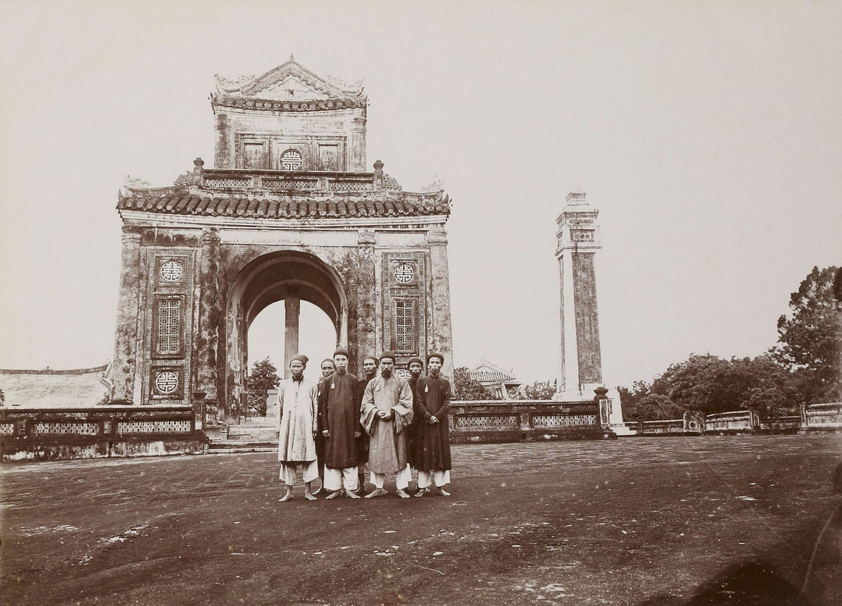 Những người bảo vệ lăng Tự Đức đứng trước tấm bia tại lăng mộ Vua Tự Đức.