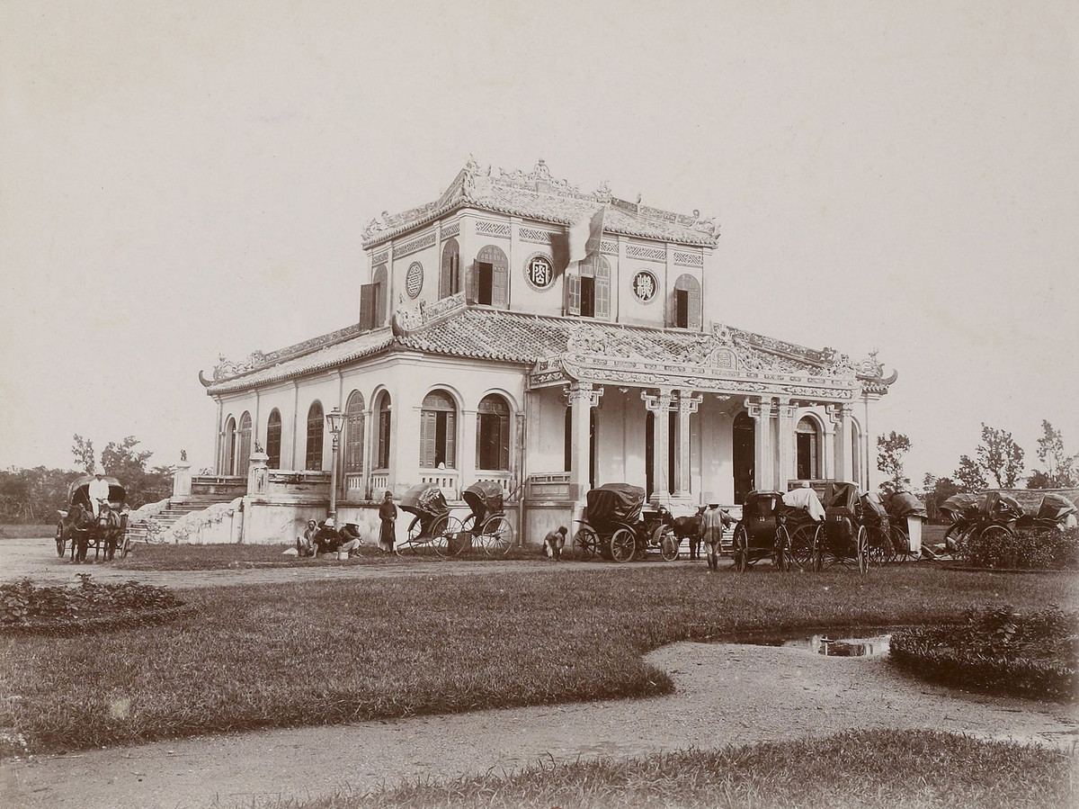 Tòa nhà chính của Viện Cơ mật. Đây là cơ quan đặc trách để tham khảo về những vấn đề trọng mật, nhất là về mặt quân sự.