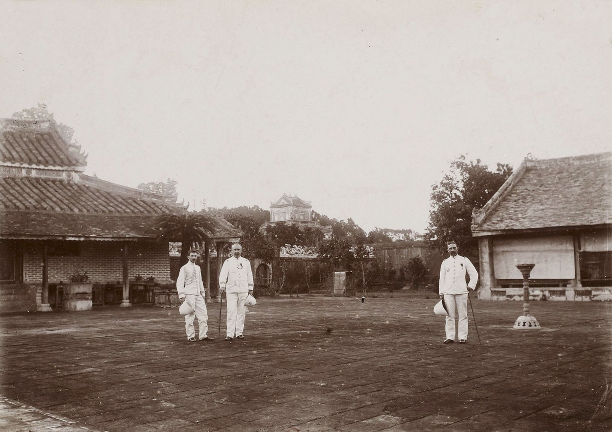 Quan chức Pháp ghé thăm lăng mộ Vua Tự Đức.