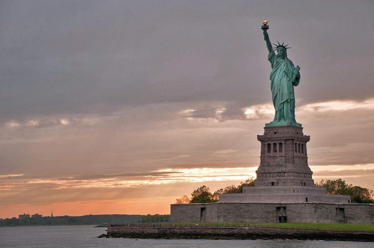 Tượng Nữ thần Tự do nằm trên đảo Liberty tại cảng New York là biểu tượng lừng danh của nước Mỹ. Tác phẩm do kiến trúc sư người Pháp, Frédéric Auguste Bartholdi, thiết kế trong khi phần khung kim loại do Gustave Eiffel chế tạo.