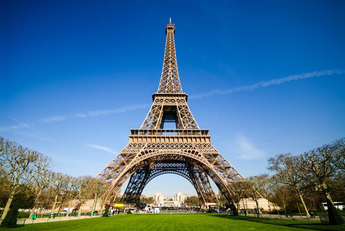 Căn phòng trên đỉnh tháp Eiffel mang dấu ấn riêng của kiến trúc sư Gustave Eiffel. Ông đã tiếp đón một vài vị khách quý tại căn phòng này, bao gồm Thomas Edison.