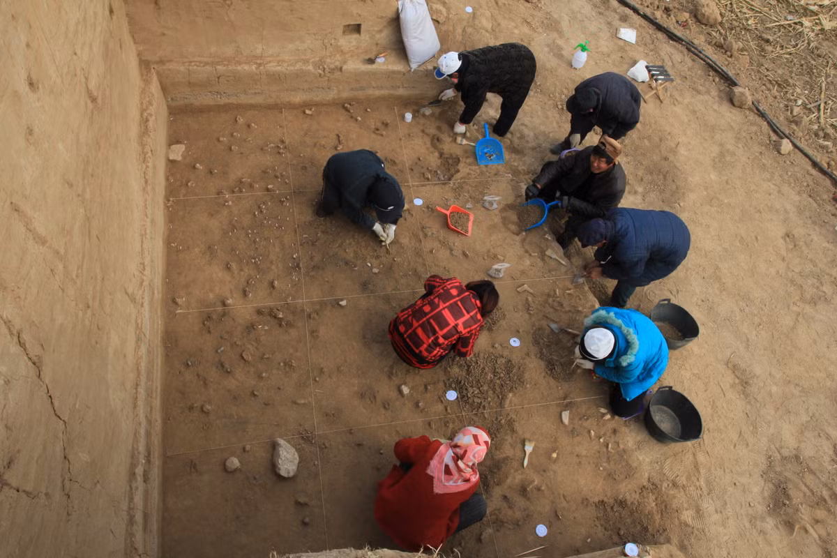 Theo một truyền thuyết, ngôi làng nơi tìm thấy mộ cổ trước đây vốn có tên Lữ Thố. Ngôi làng này do những người tới khai hoang đầu tiên mang họ Lữ xây dựng. Trong làng có một người làm quan ở kinh đô. Tuy nhiên, do phạm tội nên bị nhà vua xử tử và chu di cửu tộc.