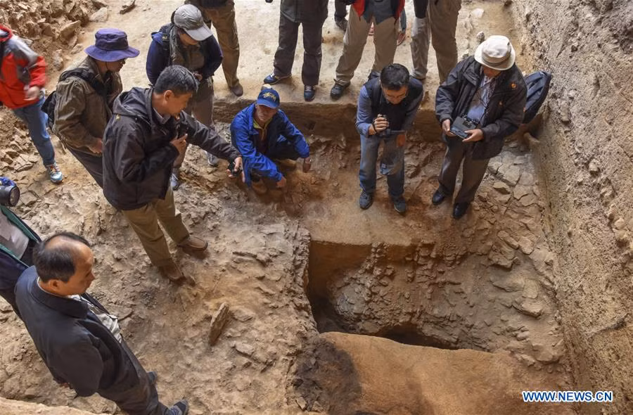 Để tìm ra danh tính chủ nhân ngôi mộ, các nhà nghiên cứu đã tìm kiếm các ghi chép cũ tại địa phương và các giai thoại được lưu truyền trong dân gian.