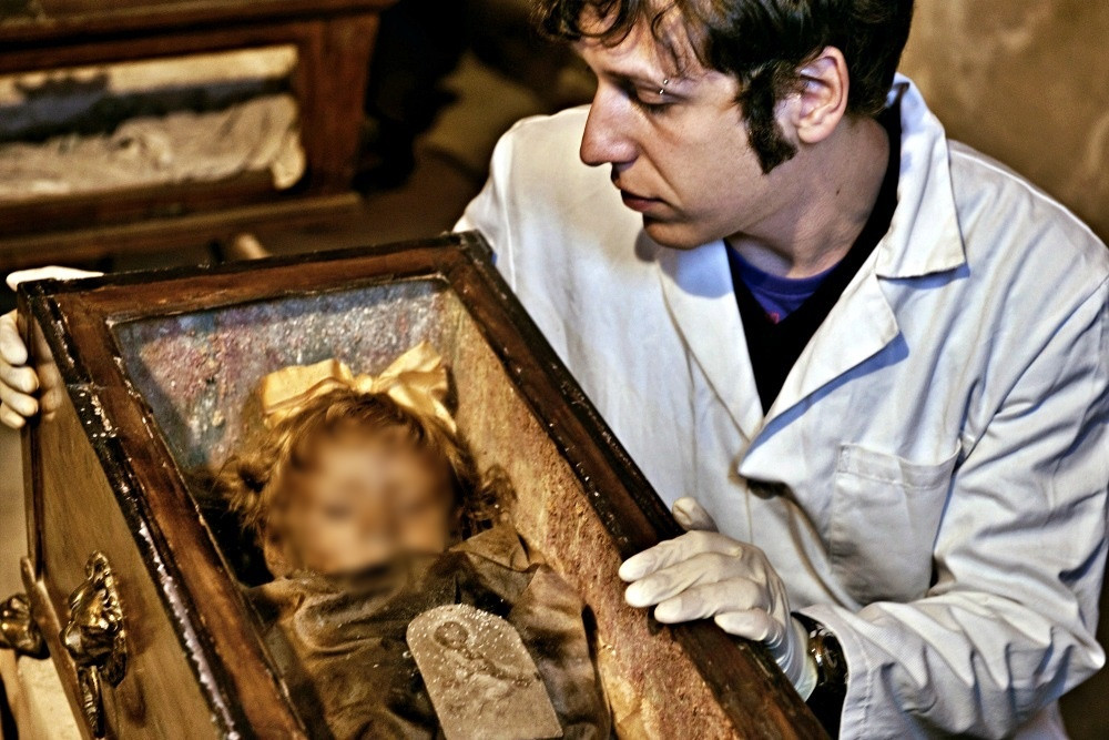 Chuyên gia Alfredo không loại bỏ hoàn toàn nội tạng khi ướp xác Rosalia. Thay vào đo, ông bơm đầy muối natron để làm khô thi thể cô bé. Ông đã chích một vết nhỏ lên người Rosalia, tiêm hỗn hợp formalin, muối kẽm, rượu, axit salicylic và glycerin vào bên trong thi hài.