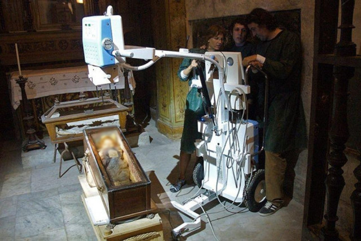 Do vậy, nhiều người gọi Rosalia là "Người đẹp ngủ trong rừng" (Sleeping Beauty). Thậm chí, một vài du khách khi ghé thăm hầm mộ Cappuccini cảm thấy đôi mắt của Rosalia nhấp nháy.