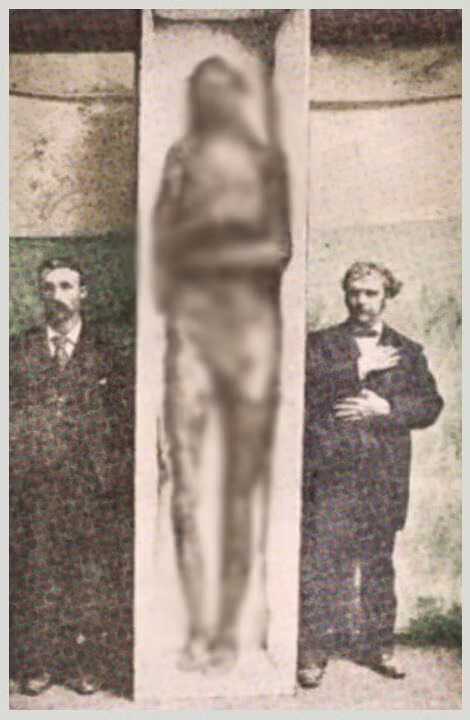 Kích thước của 18 bộ xương này lớn hơn rất nhiều so với người bình thường. Trong đó, các bộ hài cốt này có xương phía hốc mắt và mũi cao hơn xương gò má, xương hàm lại có sự tương đồng với loài khỉ.