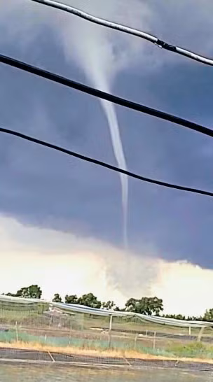 Hiện tượng vòi rồng đã quét qua khu vực dân cư gần đó khiến 3 căn nhà bị tốc mái và 1 căn nhà sau bị sập. Ảnh: VTV.