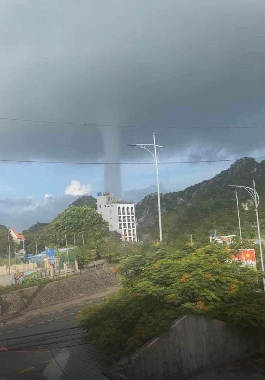 Lãnh đạo UBND xã Xuân Đám (huyện Cát Hải, Hải Phòng) xác nhận vào khoảng 7h sáng ngày 25/7, hiện tượng vòi rồng lần đầu tiên xuất hiện trên vùng biển thuộc xã này. Ảnh: Page Hải Phòng.