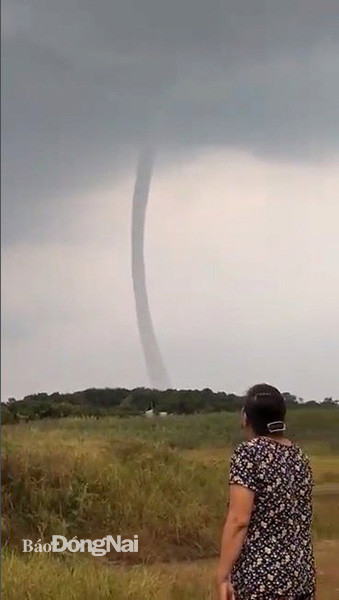 Hiện tượng vòi rồng xuất hiện trong khoảng 20 phút rồi tự tan. Sau đó, mưa lớn đổ xuống khu vực ven hồ Trị An. Theo UBND xã Thanh Sơn, vòi rồng không gây thương vong về người nhưng khiến một nhà bè tốc mái hoàn toàn, một ghe đánh cá bị cuốn mất, hai bè và hai dèo nuôi cá bị lật. Ảnh: baodongnai.