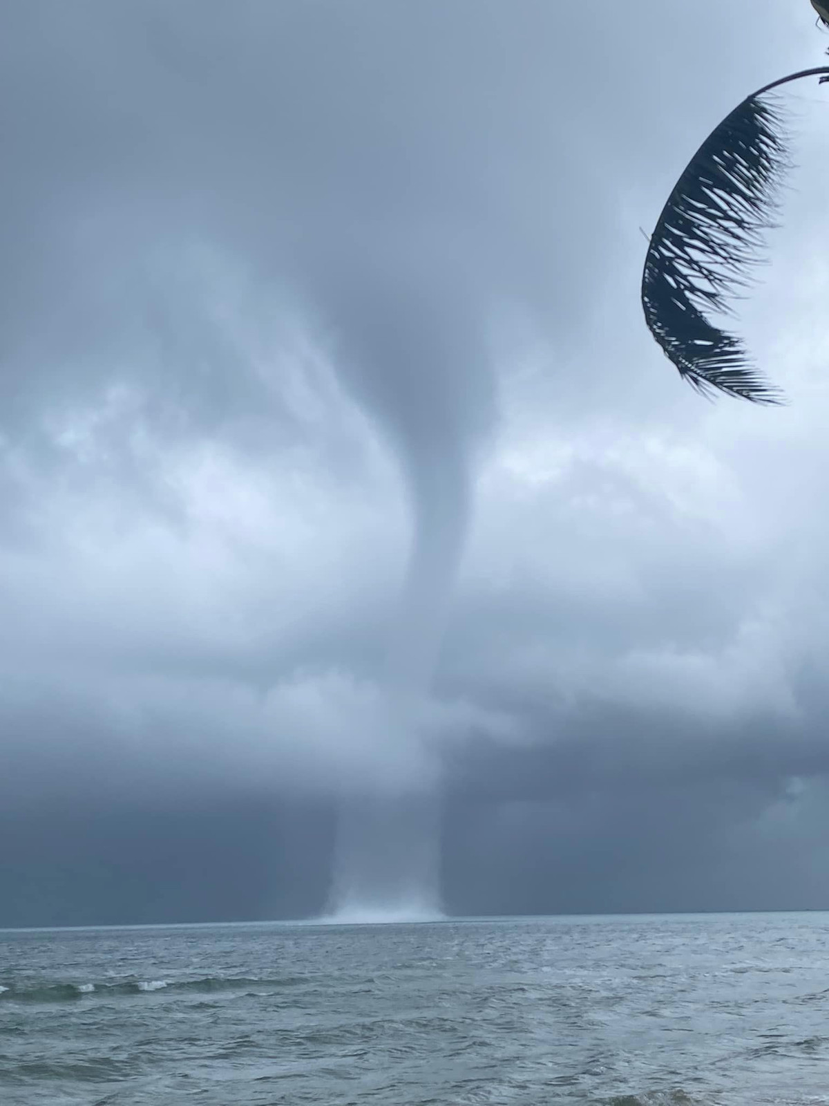 Theo người dân Kiên Giang, hiện tượng vòi rồng xuất hiện trong khoảng 15 phút rồi tự tan. Vào thời điểm xuất hiện vòi rồng, mây đen vần vũ bao quanh và đuôi vòi rồng hút sát mặt nước biển.