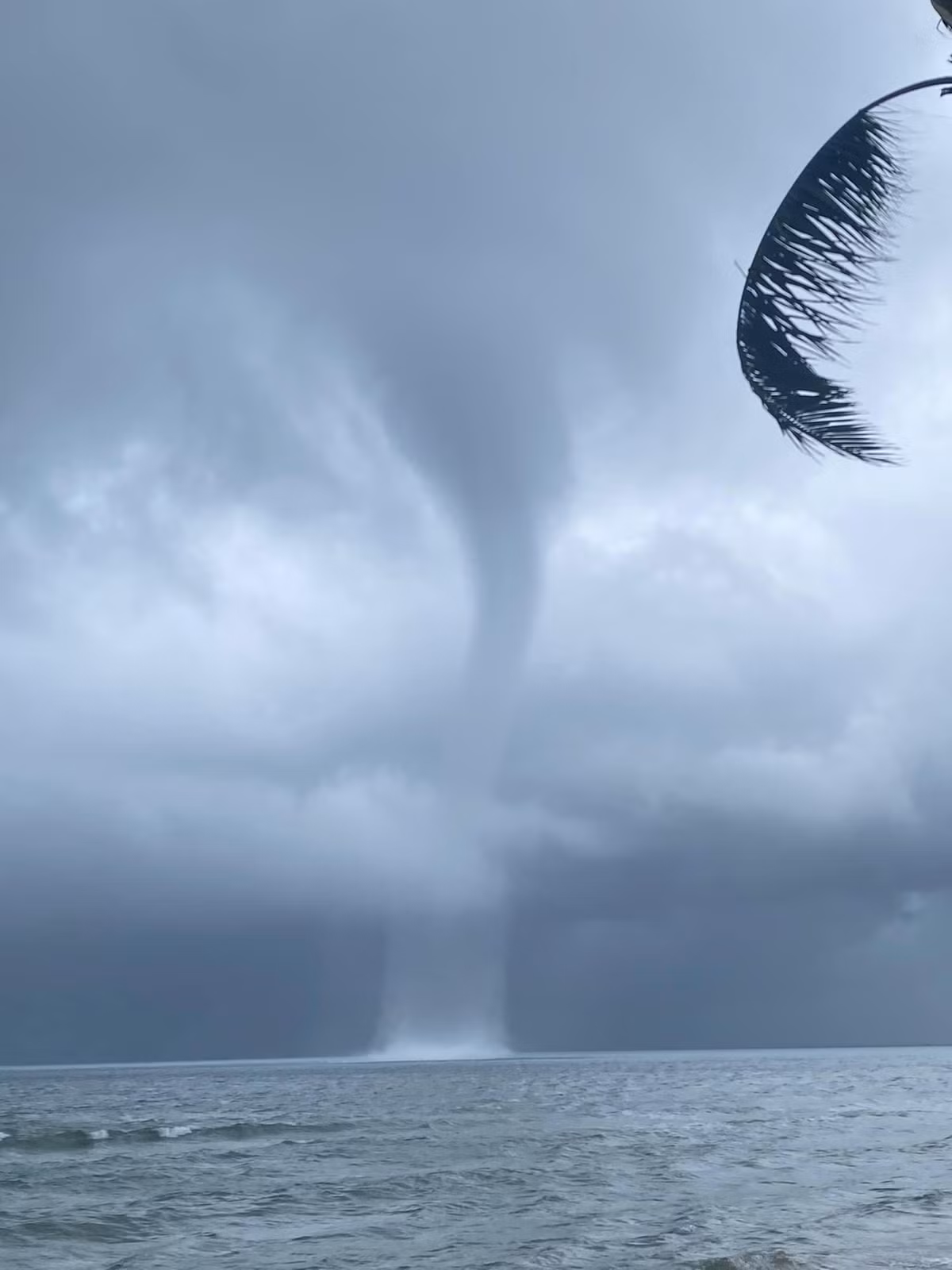 Theo người dân Kiên Giang, hiện tượng vòi rồng xuất hiện trong khoảng 15 phút rồi tự tan. Vào thời điểm xuất hiện vòi rồng, mây đen vần vũ bao quanh và đuôi vòi rồng hút sát mặt nước biển.