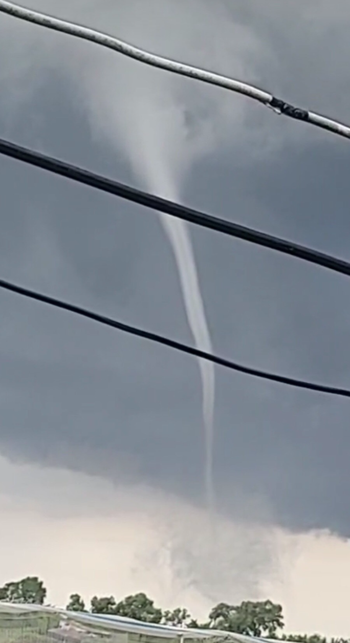 Đây không phải là lần đầu tiên người dân Việt Nam chứng kiến hiện tượng vòi rồng. Trước đó, vào khoảng 15h ngày 7/7/2023, một trận mưa rào trút xuống ấp Ba Mến A, xã An Trạch A, huyện Đông Hải, tỉnh Bạc Liêu. Kế đến, người dân nhìn thấy vòi rồng cao hàng chục mét xuất hiện. Hiện tượng vòi rồng nối từ vuông tôm lên không trung biến mất sau khoảng 10 phút. Ảnh: Người lao động.