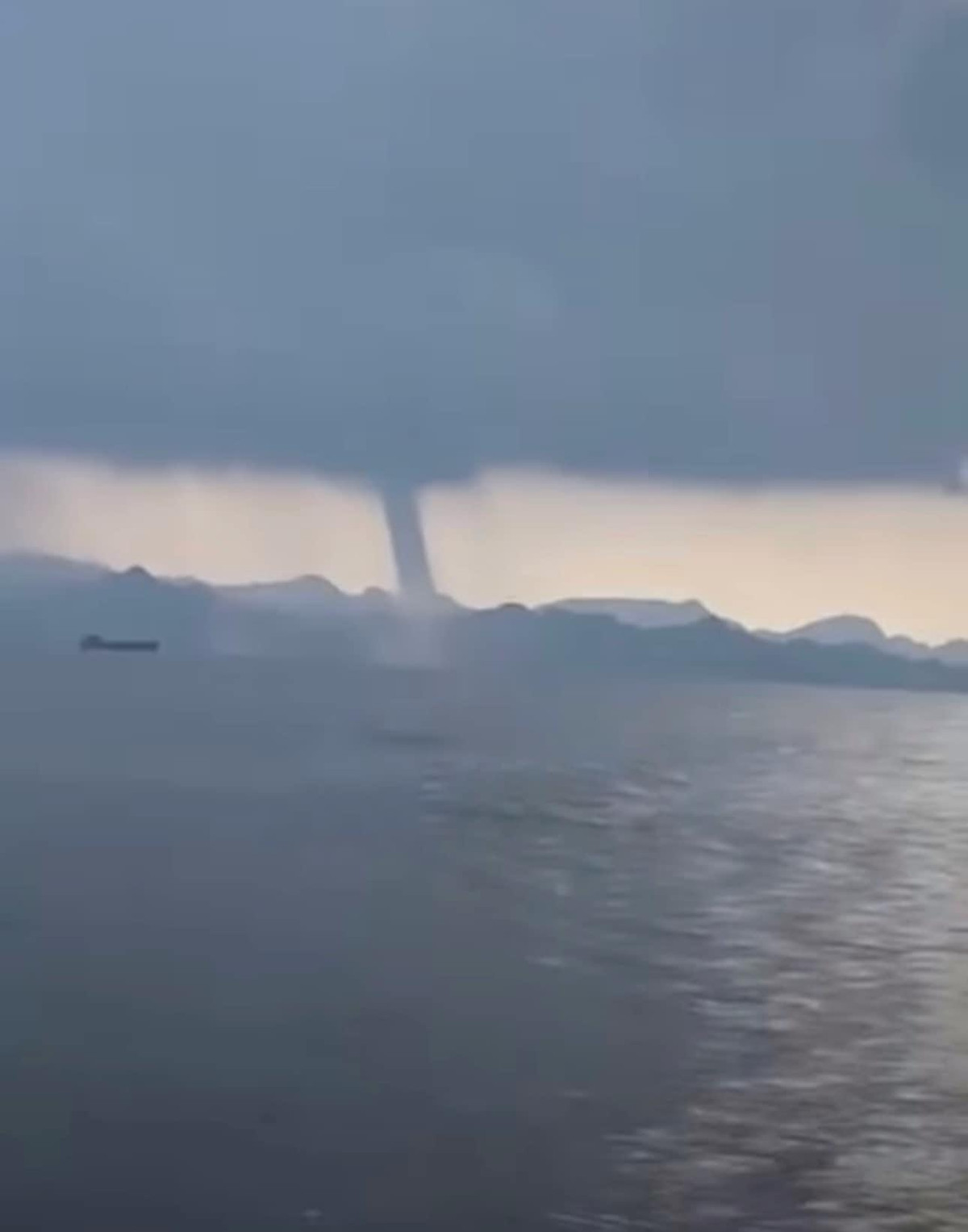 Hiện tượng vòi rồng xuất hiện ở vùng biển thuộc xã Xuân Đám chỉ kéo dài trong vài phút. Theo lời kể của người dân địa phương, vòi rồng xuất hiện từ trên rất cao, kéo theo mây đen bao trùm cả khu vực. Ghi nhận ban đầu cho thấy vòi rồng xảy ra trên biển, không gây thiệt hại. Ảnh: Page Hải Phòng.