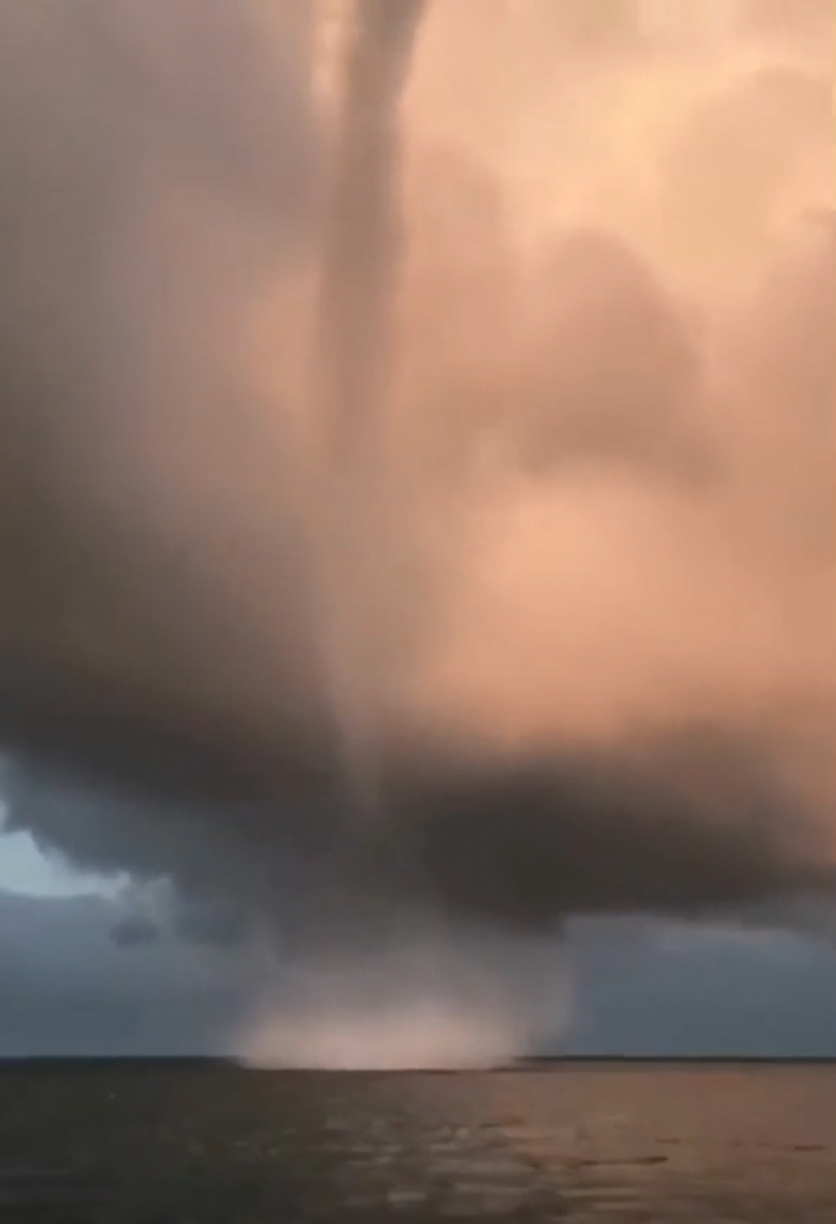 Chiều 4/10/2021, một số ngư dân khi đi đánh cá trên vùng biển thị xã Cửa Lò, Nghệ An đã chứng kiến hiện tượng vòi rồng xuất hiện. Do vòi rồng không vào đất liền nên không gây thiệt hại cho người dân. Ảnh: VOV.