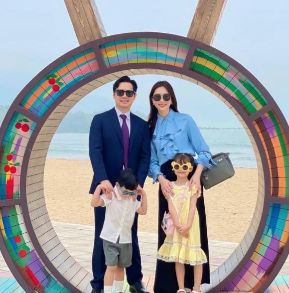 Hoa hau Dang Thu Thao hiem hoi dang anh cung chong-Hinh-5