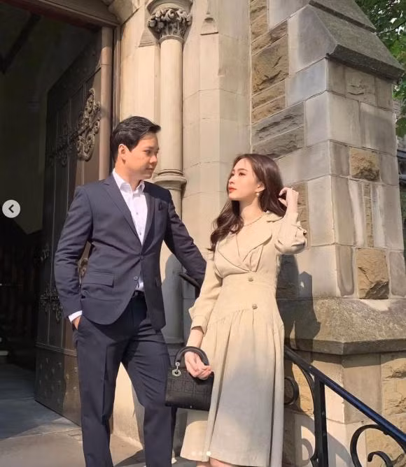 Hoa hau Dang Thu Thao hiem hoi dang anh cung chong-Hinh-2