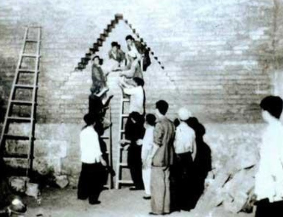 Khi mở nắp quan tài của Minh Thần Tông, đoàn khảo cổ vô cùng vui mừng khi bên trong có nhiều bảo vật quý giá. Trong số này, nổi bật nhất là mũ rồng của nhà vua có phần bên trên khảm hơn 120 viên đá quý, 5000 viên trân châu và được may bằng chỉ vàng.