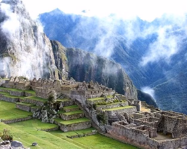 Sở dĩ thành phố Machu Picchu có tên gọi như vậy là vì nơi này không bị người Tây Ban Nha phát hiện, phá hủy khi thực hiện cuộc chinh phục Peru. Phải tới năm 1911, nhà sử học người Mỹ Hiram Bingham mới phát hiện thành phố cổ xưa này.