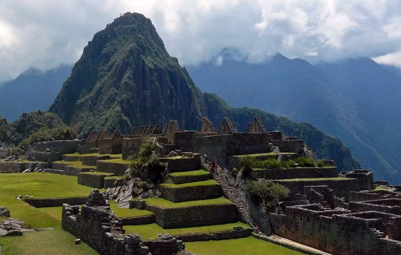 Thông qua các nghiên cứu tại Machu Picchu, các nhà nghiên cứu phát hiện các công trình tại đây được tạo nên từ cách sắp xếp đá tuyệt vời. Người Inca đã khéo léo ghép các tảng đá có nhiều kích thước lại với nhau. Những khối đá xếp khít với nhau một cách hoàn hảo mà không cần sử dụng chất kết dính nào.