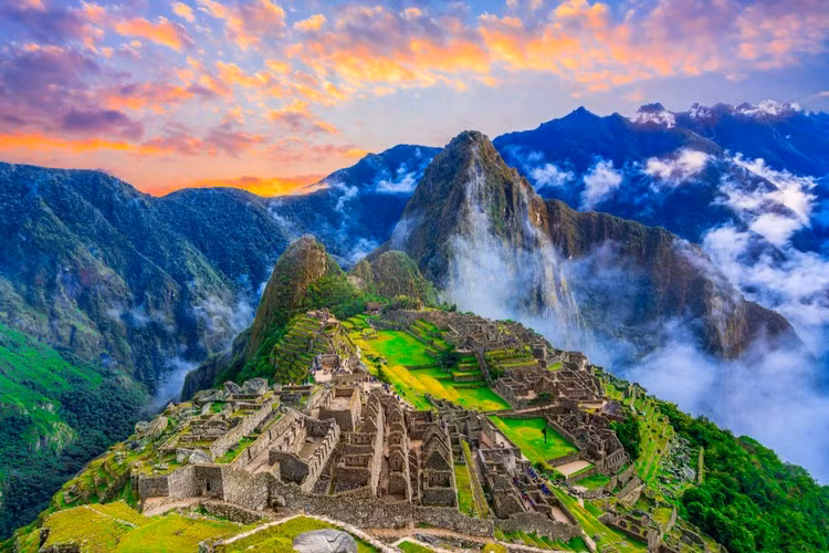 Một di tích nổi tiếng của chế chế Inca tồn tại đến ngày nay là thánh địa Machu Picchu. Nằm trên một sườn núi cao 2.430m, thuộc dãy núi phía Đông ở miền Nam Peru, Machu Picchu còn được gọi là "Thành phố đã mất của người Inca".