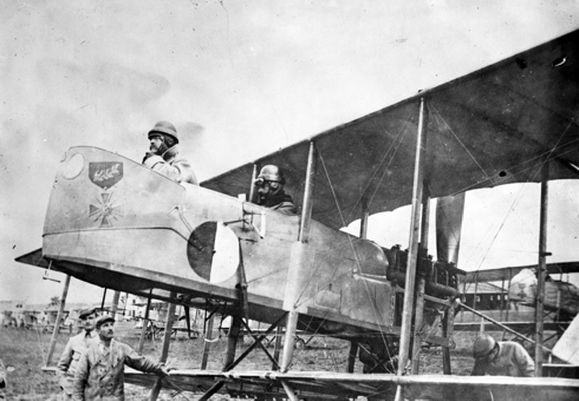 Chỉ huy Maurice Happe (ghế sau) đứng đầu quân đoàn MF29 của Pháp cùng với chỉ huy Berthaut ngồi trên máy bay ném bom Farman MF.11 Shorthorn trước khi cất cánh lên đường làm nhiệm vụ. Ảnh chụp năm 1915.