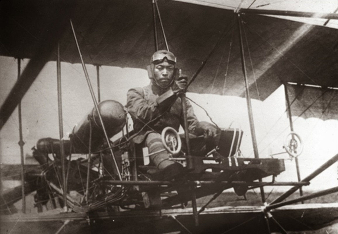 Một phi công của Nhật Bản ngồi trên máy bay năm 1914.
