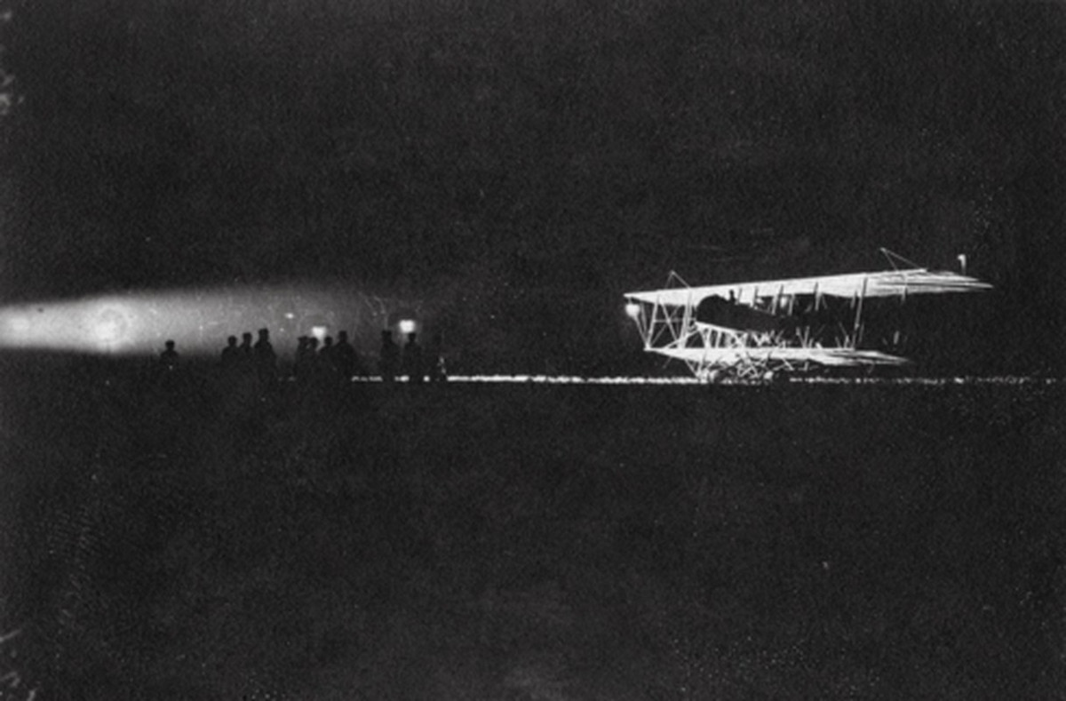 Một máy bay cất cánh vào ban đêm ở Le Bourget, Pháp trong Thế chiến 1.