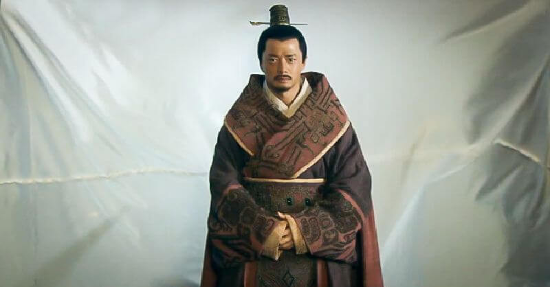 Tuy nhiên, khi ấy, Hạng Lương và cháu là Hạng Vũ xem thường Hàn Tín vì ông có thân phận thấp kém. Vậy nên, Hàn Tín chỉ được sắp xếp làm quân cầm kích đứng hầu. Hàn Tín nhiều lần bày mưu kế cho Hạng Vũ nhưng không được tin dùng.