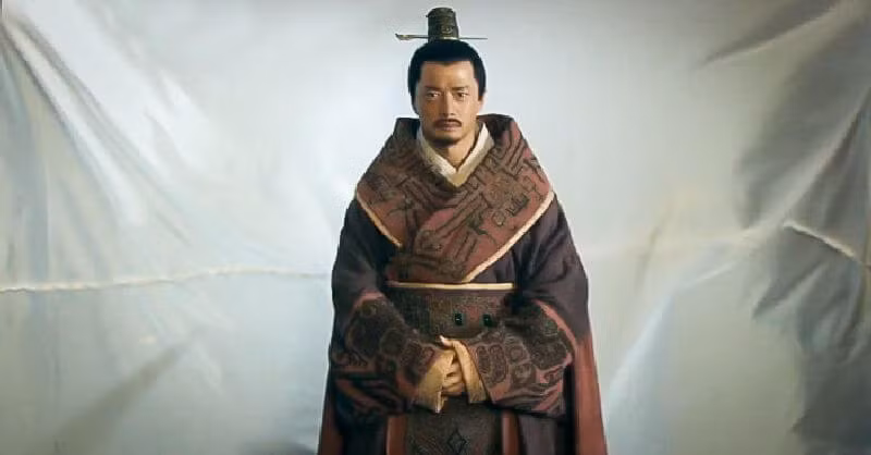 Tuy nhiên, khi ấy, Hạng Lương và cháu là Hạng Vũ xem thường Hàn Tín vì ông có thân phận thấp kém. Vậy nên, Hàn Tín chỉ được sắp xếp làm quân cầm kích đứng hầu. Hàn Tín nhiều lần bày mưu kế cho Hạng Vũ nhưng không được tin dùng.