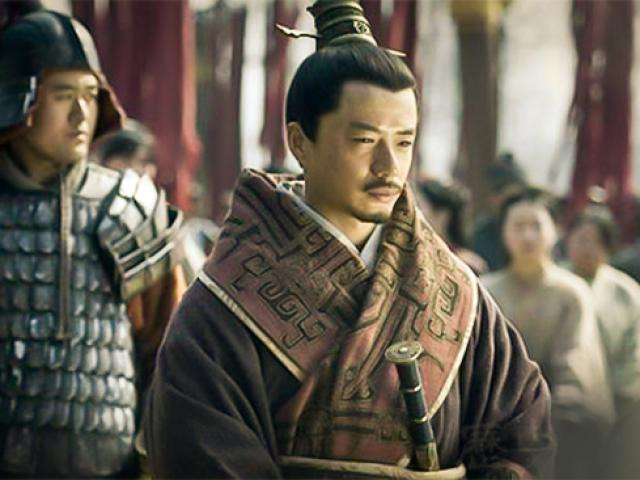 Vào năm 209 Trước công nguyên, Trần Thắng khởi nghĩa chống lại nhà Tần. Biết tin này, Hàn Tín cầm kiếm ra bờ sông Vị Thủy và xin gia nhập nghĩa quân. Theo đó, ông đã được Hạng Lương - thế tộc nước Sở đồng ý cho gia nhập nghĩa quân.