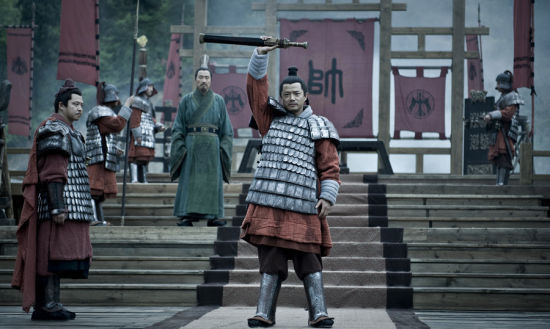 Tuy nhiên, Hàn Tín cũng có những ngày không kiếm được tiền, không câu được cá... nên phải đi xin cơm của bà lão giặt lụa và hứa rằng sau này làm nên nghiệp lớn sẽ trả ơn. Bà lão khi ấy cho rằng, Hàn Tín là thanh niên trai tráng khỏe mạnh nhưng bây giờ vẫn chưa làm nên sự nghiệp. Vì vậy, bà nói rằng chỉ giúp đỡ Hàn Tín vì thấy tội nghiệp chứ không mong cậu báo đáp.