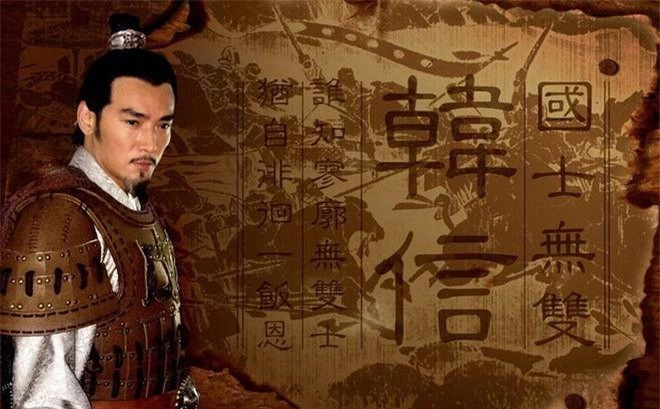 Cha mẹ mất khi Hàn Tín còn nhỏ. Theo đó, ông phải bán bán nhà cửa, mang kiếm đi lang thang ngoài chợ để có tiên xây mộ cho mẹ. Thuở niên thiếu, Hàn Tín có cuộc sống khó khăn, làm đủ công việc để kiếm ăn qua ngày.