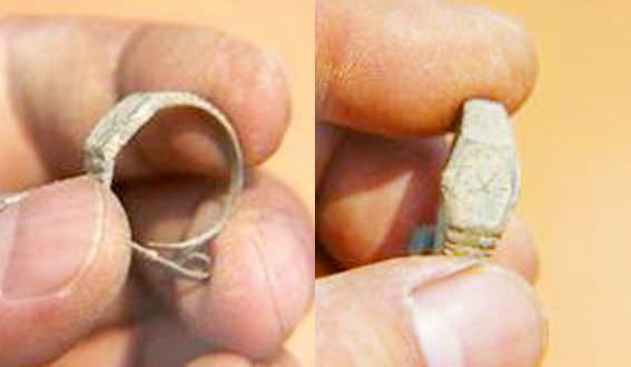 Việc tìm thấy cổ vật "lạ" trên khiến giới khoa học cảm thấy khó hiểu bởi nó có niên đại khoảng 400 tuổi trong khi đồng hồ Thụy Sĩ khi đó chưa xuất hiện. Điều này đặt ra một số giả thuyết, bao gồm nó là bằng chứng về du hành thời gian. Theo giả thuyết này, nhà du hành đến từ tương lai đã vô tình làm rơi chiếc đồng hồ hiện tại khi ngược dòng lịch sử trở về nhà Minh.