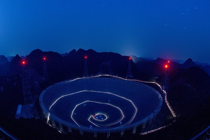 Sóng hấp dẫn nanohertz đã được giới khoa học biết đến về mặt lý thuyết từ lâu. Thế nhưng, việc tìm ra bằng chứng trực tiếp về loại sóng này rất khó khăn. Bởi lẽ sóng hấp dẫn nanohertz có tần số cực thấp, bước sóng lên tới vài năm ánh sáng.