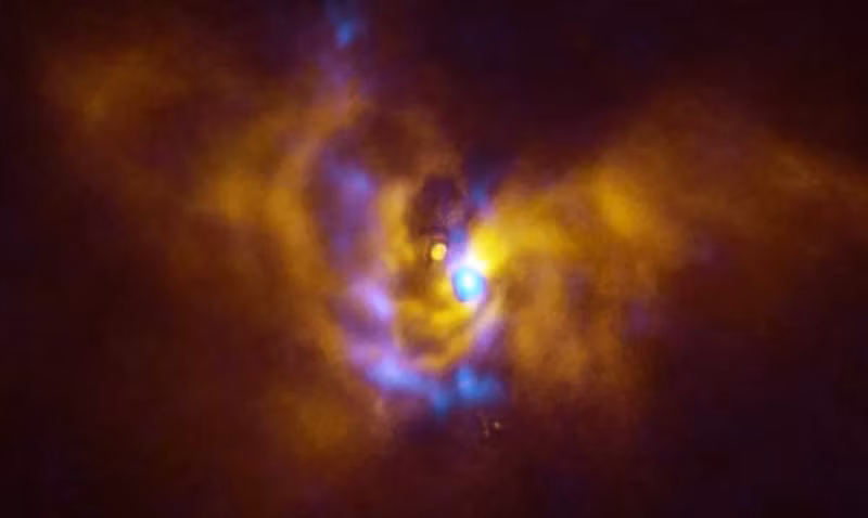 Nhóm chuyên gia sử dụng công cụ SPHERE đặt trên Kính viễn vọng Very Large của Đài thiên văn Nam Âu (ESO) và phát hiện ra quanh ngôi sao V960 Mon đang có sự tập hợp bí ẩn của các nhánh xoắn ốc phức tạp, kéo dài trên khoảng cách lớn hơn cả đường kính hệ Mặt trời.