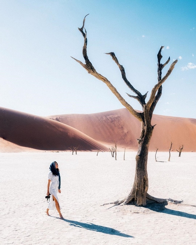 Cụ thể, Deadvlei xưa kia là một vùng đầm lầy và có hệ thực vật phong phú. Thế nhưng, cách đây khoảng 900 năm, vùng đất này bắt đầu khô cằn sau khi những những cồn cát cao khoảng 350 - 400m ngăn chúng với nguồn nước sông Tsauchab.